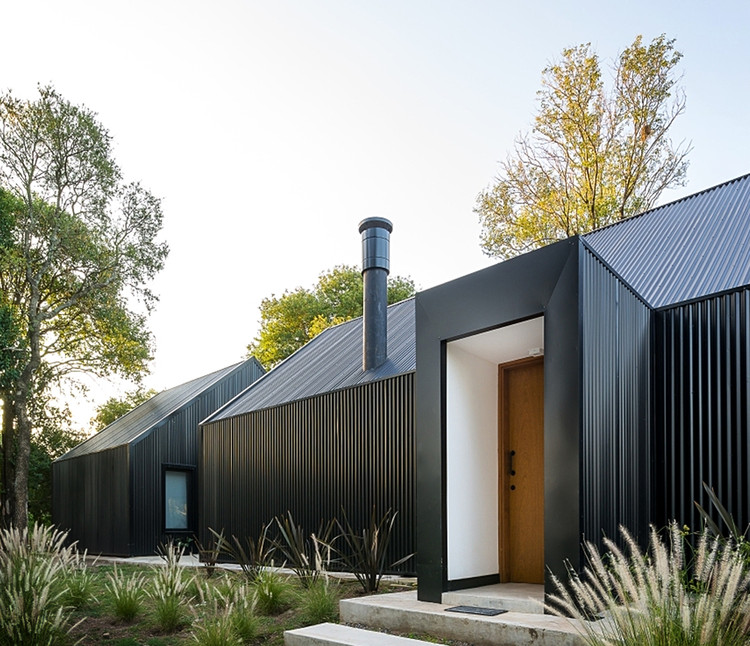 Casas de metal en Argentina: proyectos con revestimiento exterior de chapa | Plataforma Arquitectura